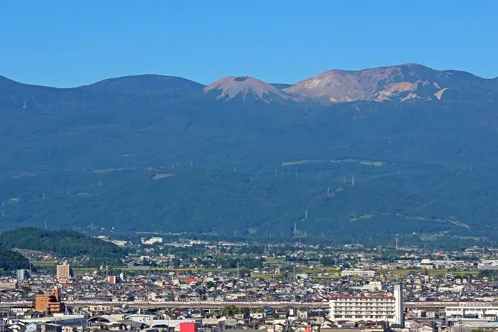 市内から見える吾妻山