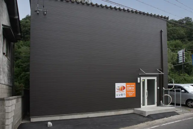 BBOX松本新橋店の外観。玄関前には駐車場がある