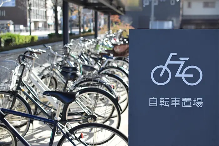 駐輪場に置いてある自転車