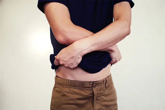 着替える男性