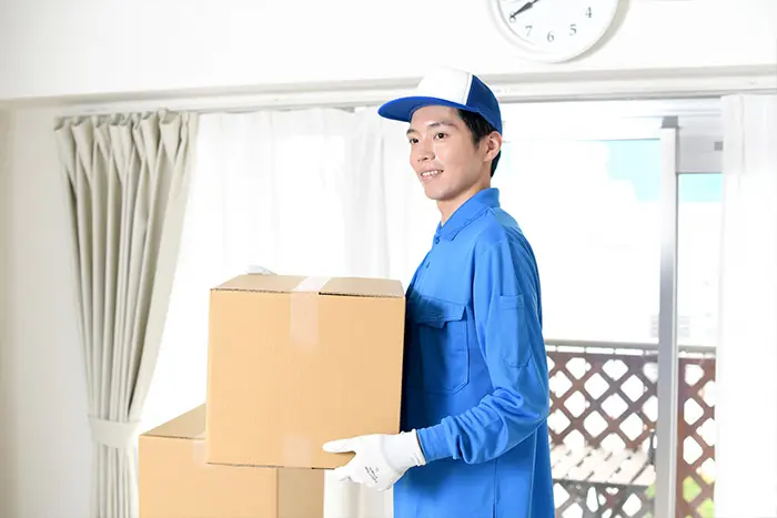 荷物を運ぶ宅配業者