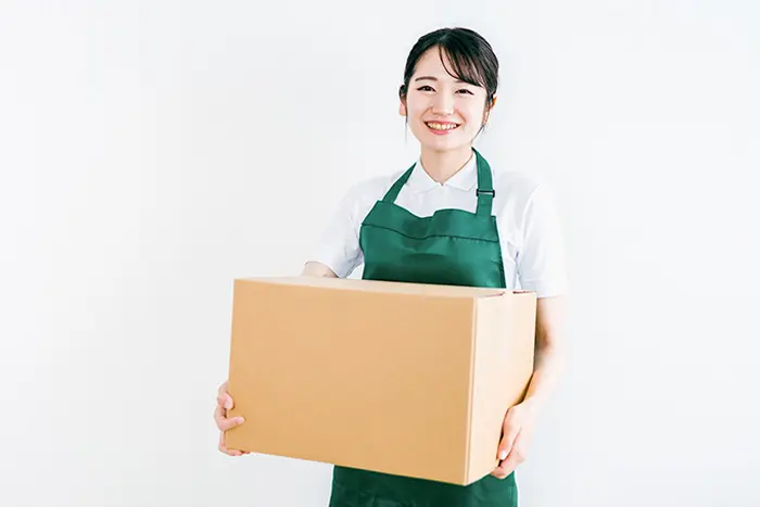 スタッフが段ボールを持っている