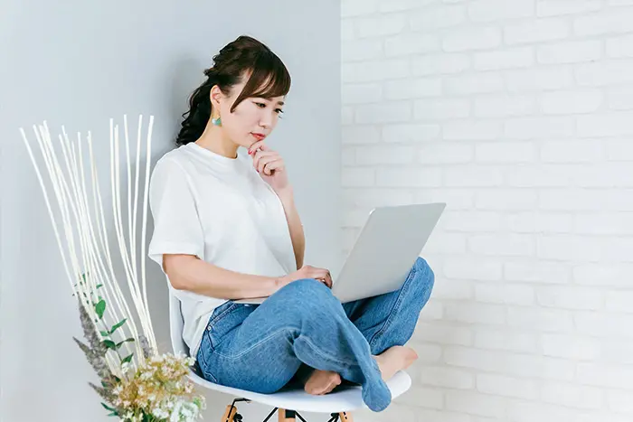 悩む女性