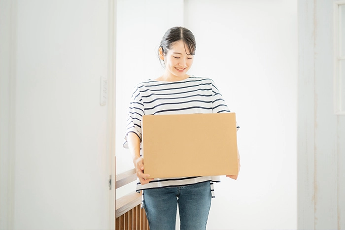 荷造りした女性