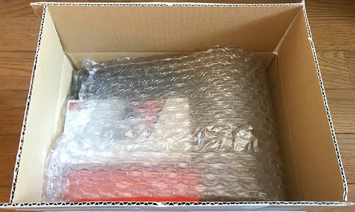荷造りした女性