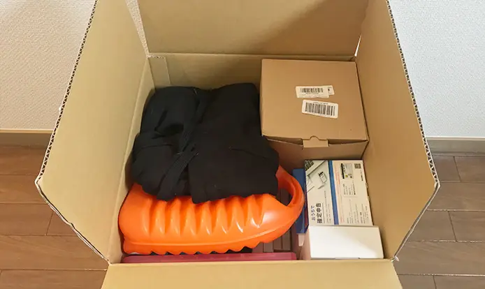 荷物をボックスに詰めた様子