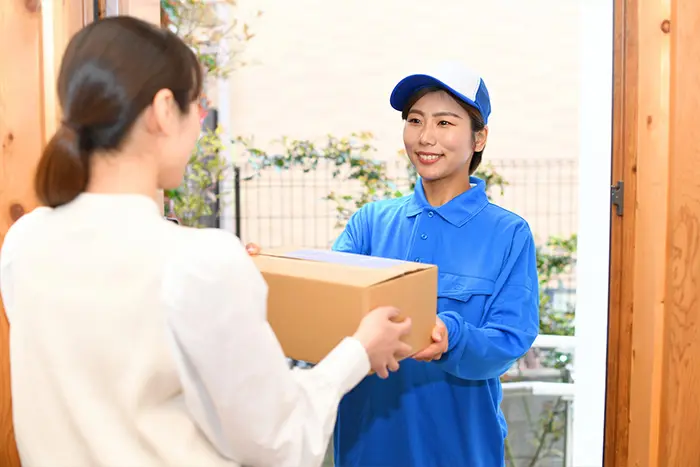 宅配業者が荷物を集荷している様子