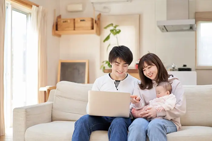 サービスを比較する家族