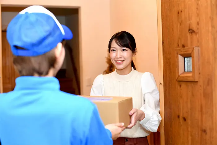 宅配型トランクルームを利用している人の荷物を集荷する配達業者