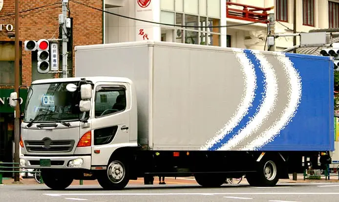 大手運送業者の配達トラックが走行している様子