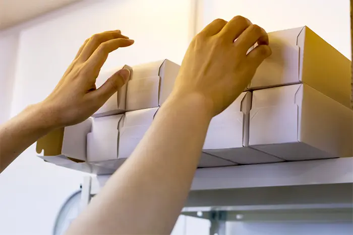 トランクルームで荷物を収納している