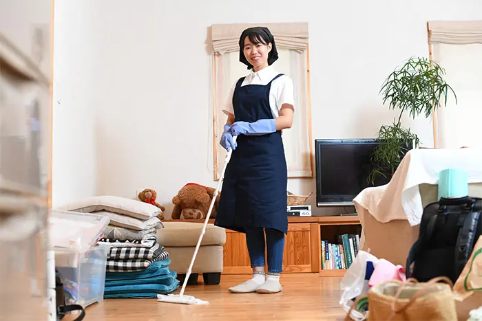 業者が部屋を掃除している