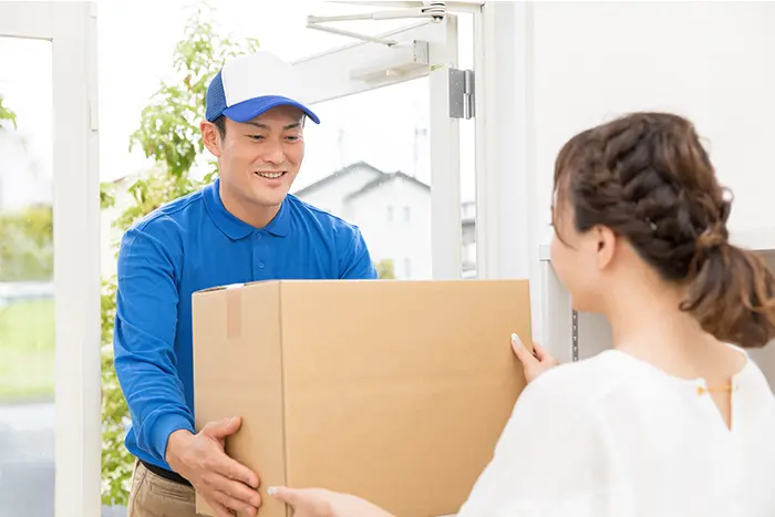 荷物を受け取る宅配業者