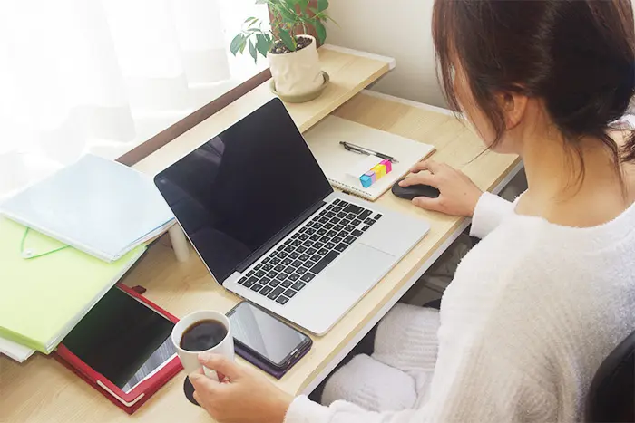 テレワークしている女性