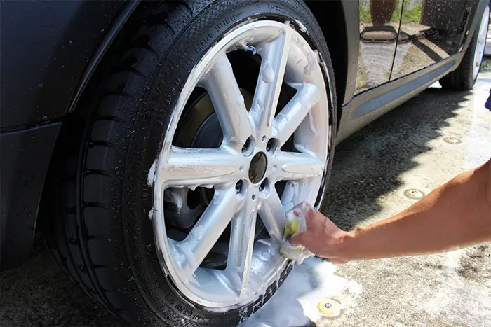 倉庫に入れる前にタイヤを洗浄している