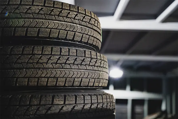 倉庫に収納したタイヤ