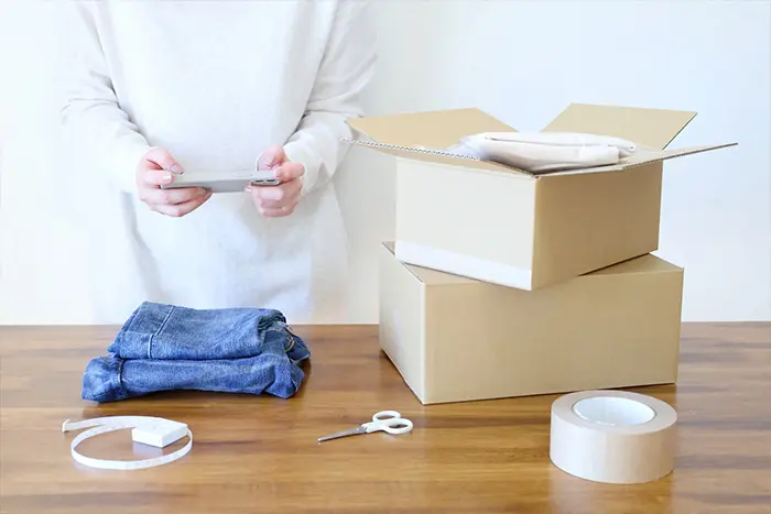 出品の準備をしている人