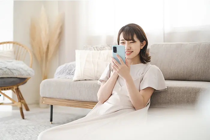 スマホでサービスに申し込む女性